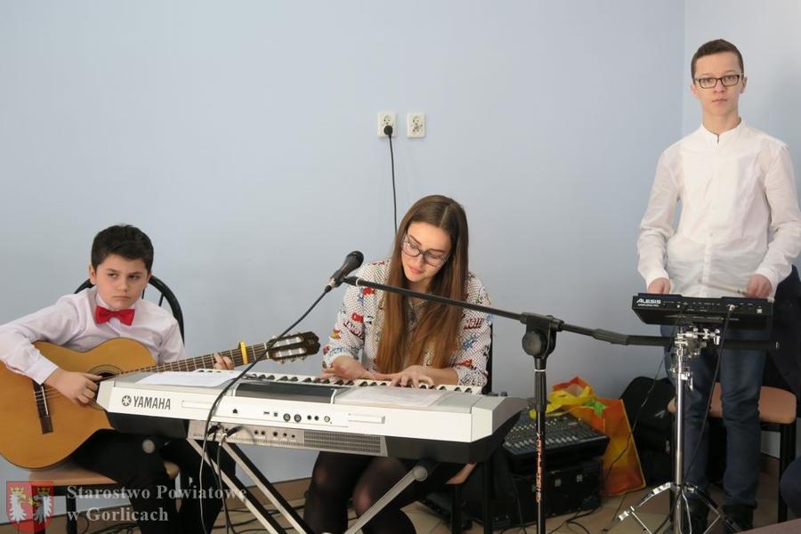 Bobowscy uczniowie koncertowali na sesji Rady Powiatu