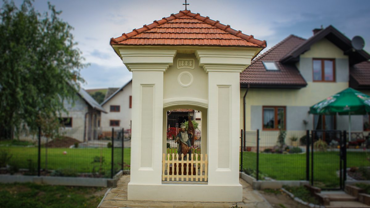 Wykonano renowację murowanej kapliczki przydomowej z 1888r. w Wilczyskach