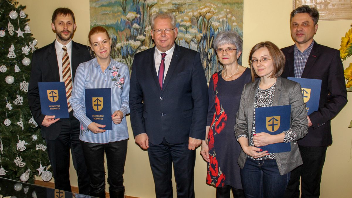 Burmistrz Bobowej wręczył nagrody nauczycielom