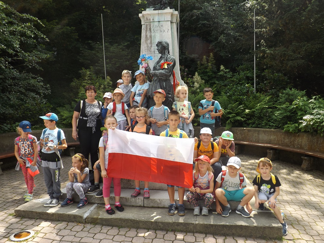 „Dumni z Polski” – z barwami narodowymi SP w Jankowej zwiedza Krynicę