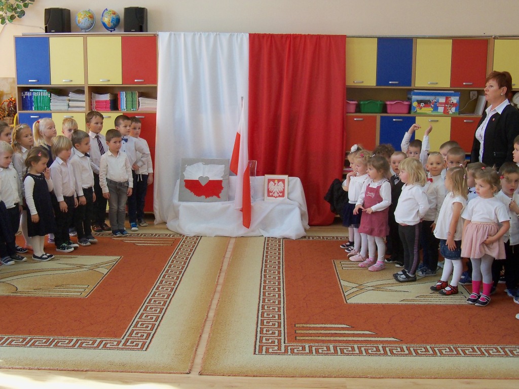 Przedszkolaki z PS w Bobowej śpiewają Hymn Narodowy