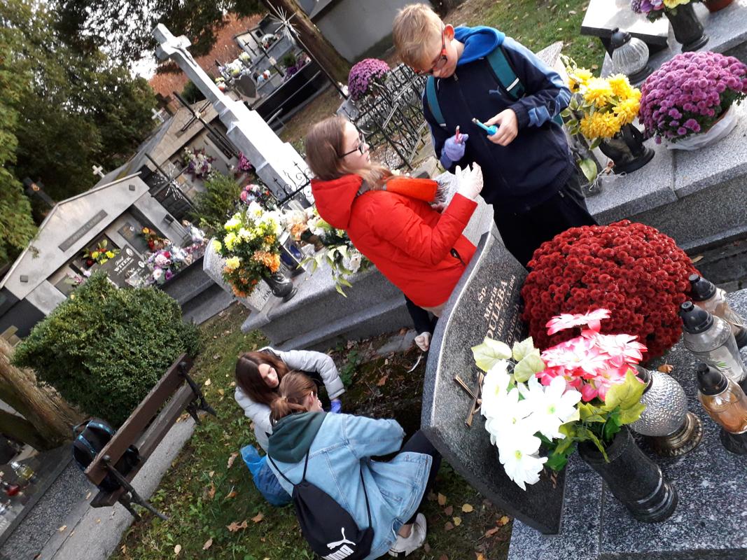 Wolontariusze ze Szkoły Podstawowej w Bobowej uporządkowali opuszczone groby
