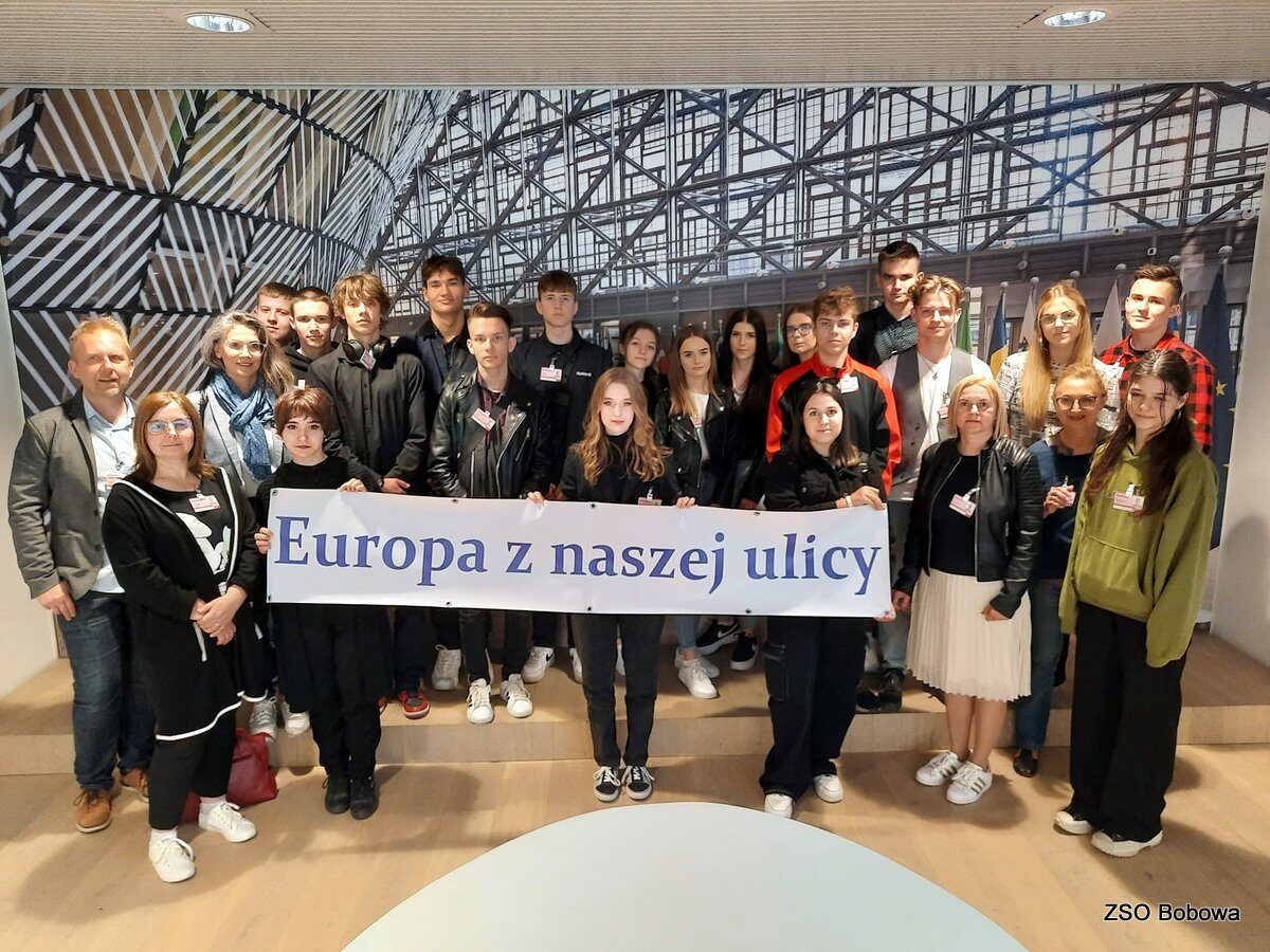 Finaliści konkursu „Europa z naszej ulicy” z ZSO w Bobowej rozpoczęli podróż do Brukseli
