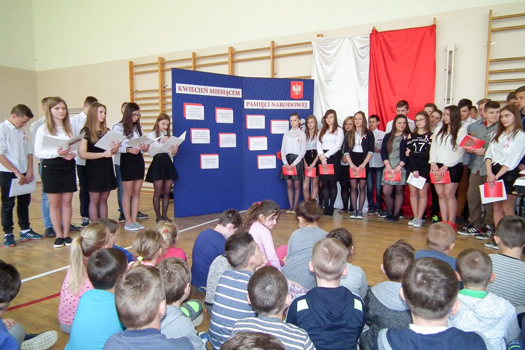 Kwiecień miesiącem pamięci narodowej – Akademia w Zespole Szkół w Brzanie