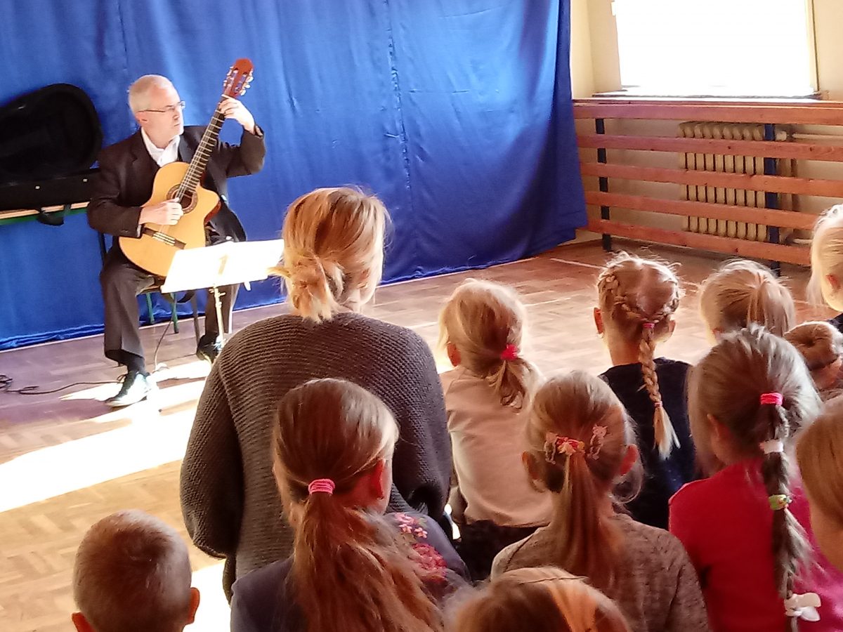 Koncert gitarowy w Szkole Podstawowej w Sędziszowej