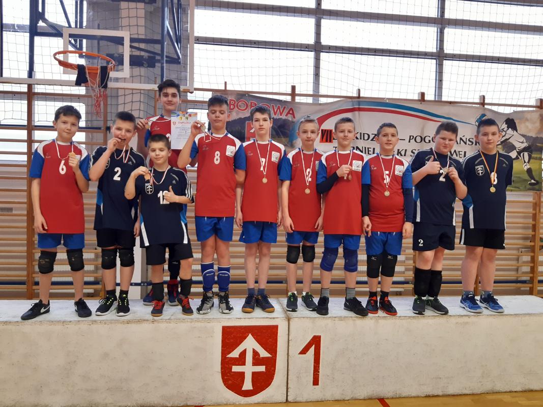 Chłopcy SP Bobowa wywalczyli pierwsze miejsce i awans na zawody rejonowe w piłce siatkowej