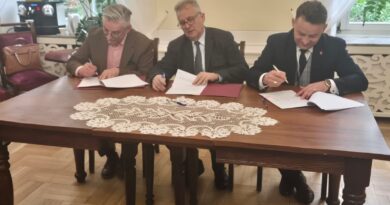 Podpisano trójstronne porozumienie dotyczące Dworu w Jeżowie Podpisano trójstronne porozumienie dotyczące Dworu w Jeżowie